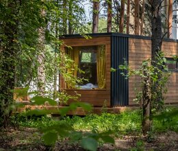 модульный дом в лесу
